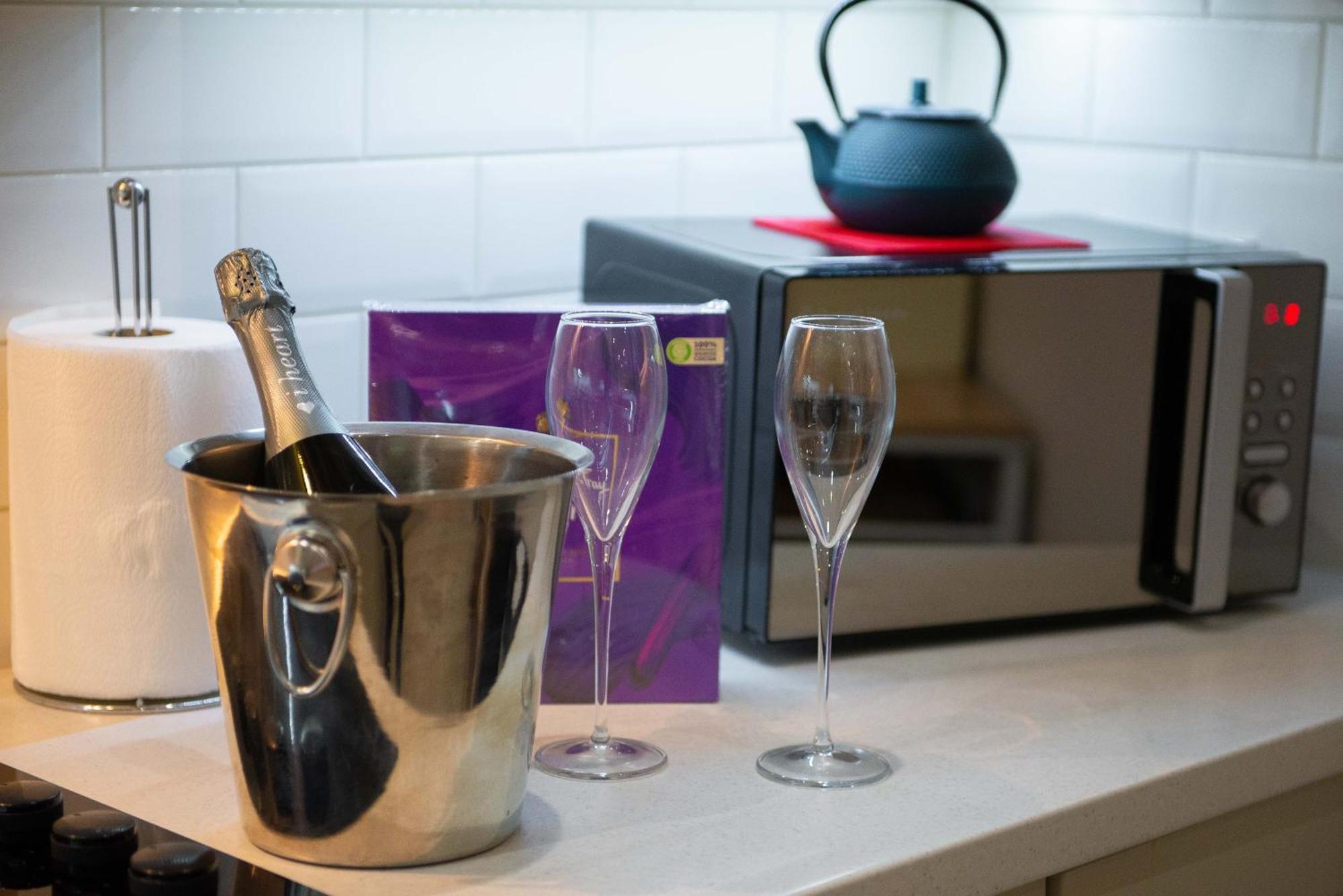 Stylish Townhouse, Work Desk, Fast Wi-Fi, Sleeps 6 Stamford Esterno foto