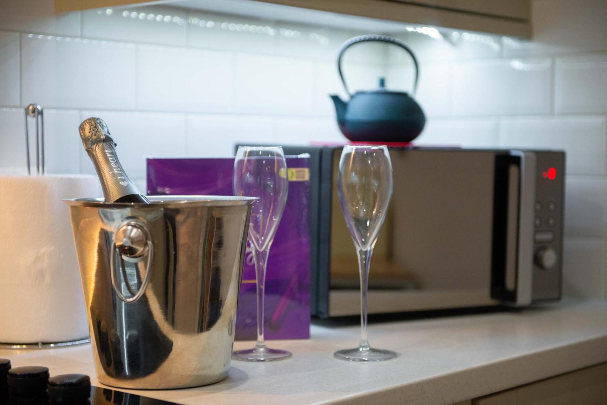 Stylish Townhouse, Work Desk, Fast Wi-Fi, Sleeps 6 Stamford Esterno foto